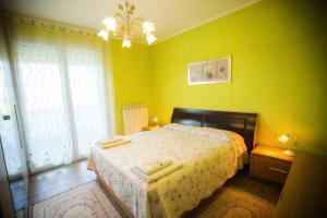 una camera con letto e pareti gialle di Two bedrooms appartment a Montesilvano Marina