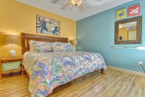 1 dormitorio con 1 cama y ventilador de techo en Belleair Beach Club 312 en Clearwater Beach