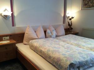 A bed or beds in a room at Der Klaushof
