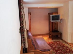 A television and/or entertainment centre at Der Klaushof