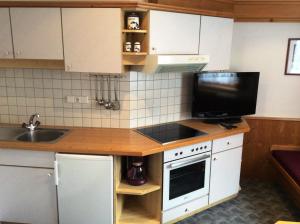 A kitchen or kitchenette at Der Klaushof