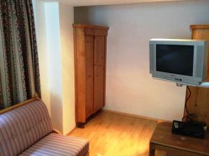 A television and/or entertainment centre at Der Klaushof