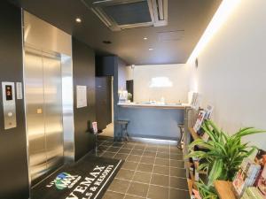 een badkamer met een wastafel en een aanrecht in een kamer bij HOTEL LiVEMAX Chiba-Ekimae in Chiba