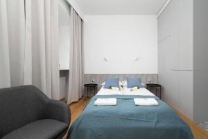 Duas camas num quarto com um sofá e uma cama em Old Town Studio by Renters em Breslávia
