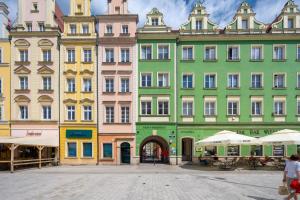 uma fila de edifícios coloridos numa rua em Old Town Studio by Renters em Breslávia
