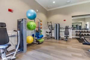 een fitnessruimte met cardio-apparatuur en hometrainers bij First floor Vista Cay Condo wFREE Resort Access in Orlando