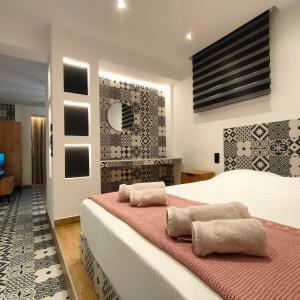 - une chambre avec un grand lit et 2 serviettes dans l'établissement Gekas Premiun City Center Apartment, à Kalambaka