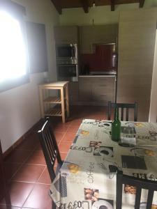 eine Küche mit einem Tisch und einem Tischtuch darauf in der Unterkunft El Llagar de Mon I in Llanes