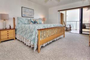 um quarto com uma cama e vista para uma varanda em Landmark Towers 1606 em Clearwater Beach