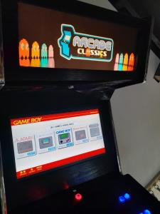 eine Spielbox mit einem Game Boy darauf in der Unterkunft The Eden Warehouse - Gold Apartment, sleeps 6 in Southport