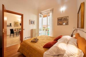 A bed or beds in a room at Terrazza Foscolo - Flo Apartments