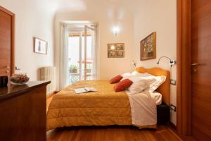 A bed or beds in a room at Terrazza Foscolo - Flo Apartments
