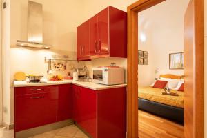 A kitchen or kitchenette at Terrazza Foscolo - Flo Apartments