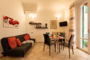A television and/or entertainment centre at Terrazza Foscolo - Flo Apartments