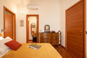 A bed or beds in a room at Terrazza Foscolo - Flo Apartments