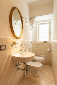 A bathroom at Terrazza Foscolo - Flo Apartments