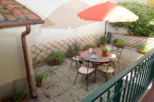 A balcony or terrace at Terrazza Foscolo - Flo Apartments