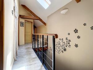 Ispagnac的住宿－Grande maison tout confort coeur de village，墙上贴有黑白标签的房子里的楼梯