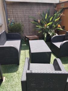 grupa krzeseł i stołów na patio w obiekcie apartment garden w mieście Caldas de Reis