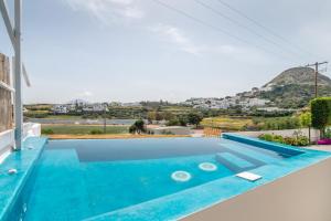 een zwembad in een villa met uitzicht bij Vira Vivere Houses in Plaka Milou