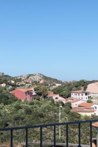 vista su una città da una collina di b&b U Punenti a La Maddalena