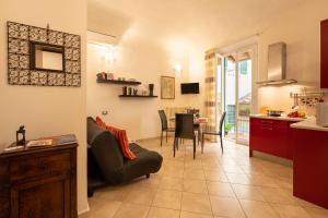 A kitchen or kitchenette at Terrazza Foscolo - Flo Apartments
