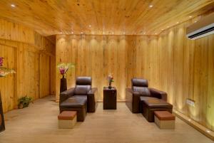 a waiting room with two chairs and a table at Mystic Valley Spa Resort, Igatpuri in Igatpuri
