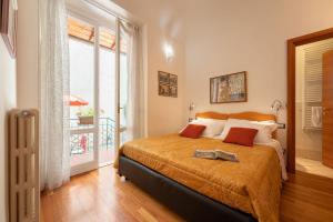 A bed or beds in a room at Terrazza Foscolo - Flo Apartments