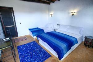 سرير أو أسرّة في غرفة في Palmeras Y Dunas Luxery Camp