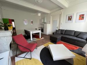 - un salon avec un canapé et une table dans l'établissement Convivial PAUL SIBRA-T2-BILLARD- wifi-Vélo, à Castelnaudary