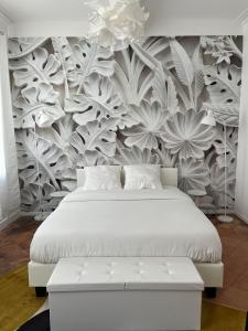 - une chambre avec un lit et une fresque murale dans l'établissement Convivial PAUL SIBRA-T2-BILLARD- wifi-Vélo, à Castelnaudary