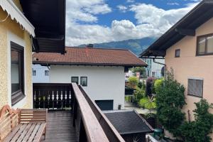 balcón de una casa con terraza de madera en Areit Apartments - Low Budget en Zell am See