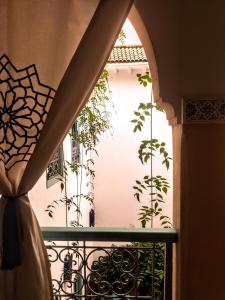 una ventana con vistas a un balcón con plantas en Riad Dar Mamouni, en Marrakech