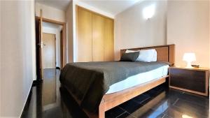 Llit o llits en una habitació de Apartamentos Turisticos Rocha Tower 3