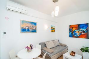 sala de estar con sofá y mesa en Apartments Vulicevic, en Dubrovnik