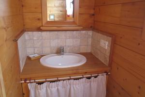 baño con lavabo en una cabaña de madera en La Planque des Marmottes en Servoz