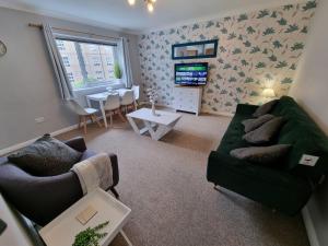 ein Wohnzimmer mit 2 Sofas und einem Tisch in der Unterkunft Swan Path Retreat - 2 Bedroom Apartment in Heybridge
