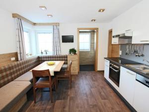 kuchnia i jadalnia ze stołem i krzesłami w obiekcie Apartment in See near Ski Slopes w mieście See