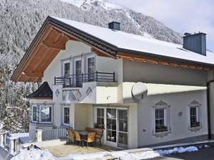 dom w górach w śniegu w obiekcie Apartment in See near Ski Slopes w mieście See
