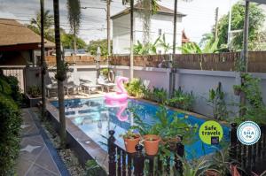 Bazén v ubytování Vivi Boutique Room Hotel SHA Plus nebo v jeho okolí
