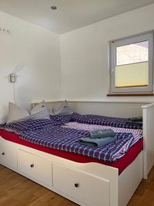 ein Schlafzimmer mit einem Bett und einem Fenster darauf in der Unterkunft Gutshof Dragefeld in Krzyż
