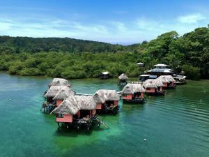 un grupo de chozas en medio de un río en Eclypse de Mar Acqua Lodge, en Bastimentos