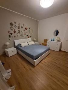 Schlafzimmer mit einem Bett und Holzboden in der Unterkunft Gina & Jeto in Farra di Soligo