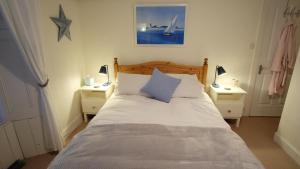 Voodi või voodid majutusasutuse Tighnabruaich Duplex Apartment - Sea Views toas