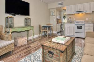 a living room with a couch and a kitchen at Bungalow Beach Place 2 in Clearwater Beach