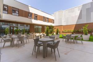 een binnenplaats met tafels en stoelen in een gebouw bij micampus Avenida del Puerto - Residencia de Estudiantes in Valencia