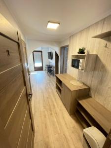 Kukorica Csárda Apartman في Balatonújlak: حمام مع مرحاض وميكروويف في الغرفة