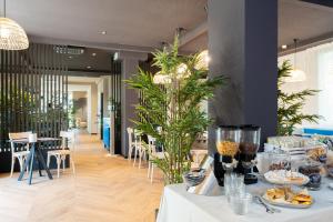 un ristorante con un tavolo con piatti di cibo sopra di B&B Isabella a Milano Marittima