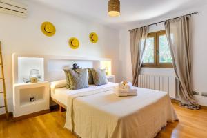 Ένα ή περισσότερα κρεβάτια σε δωμάτιο στο Beautiful Villa Rafaella +52 φωτογραφίες