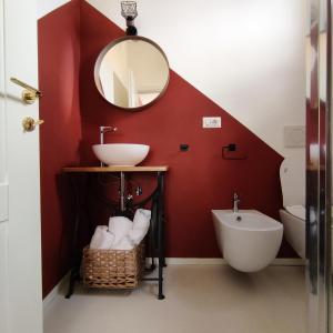 La salle de bains est pourvue d'un lavabo et d'un miroir. dans l'établissement Casa Tulù B&B, à Bologne